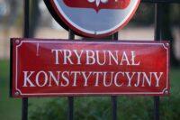 Na zdjęciu tablica przed siedzibą Trybunału Konstytucyjnego