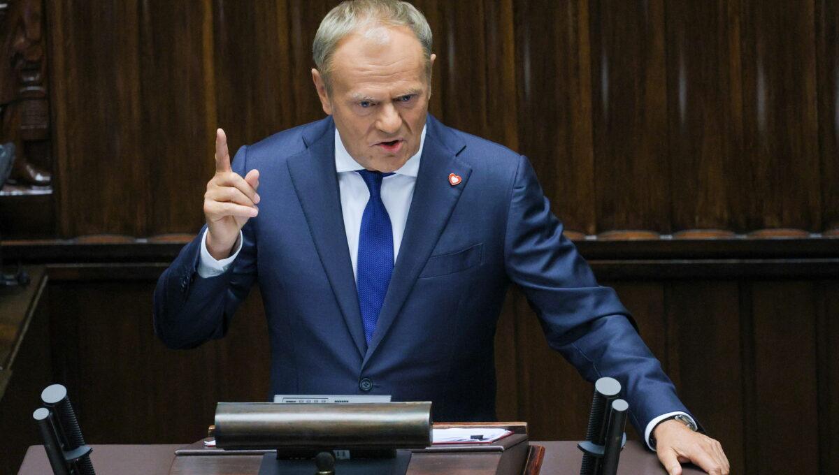 Premier Donald Tusk przemawia na sali obrad Sejmu w Warszawie, 11 czerwca 2025 r.