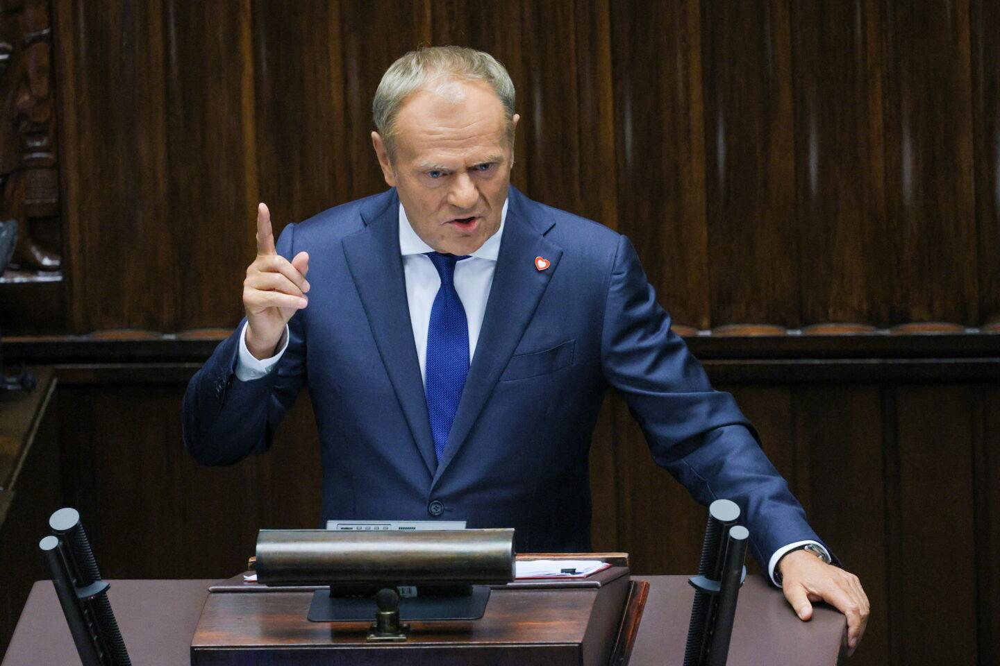Premier Donald Tusk przemawia na sali obrad Sejmu w Warszawie, 11 czerwca 2025 r.