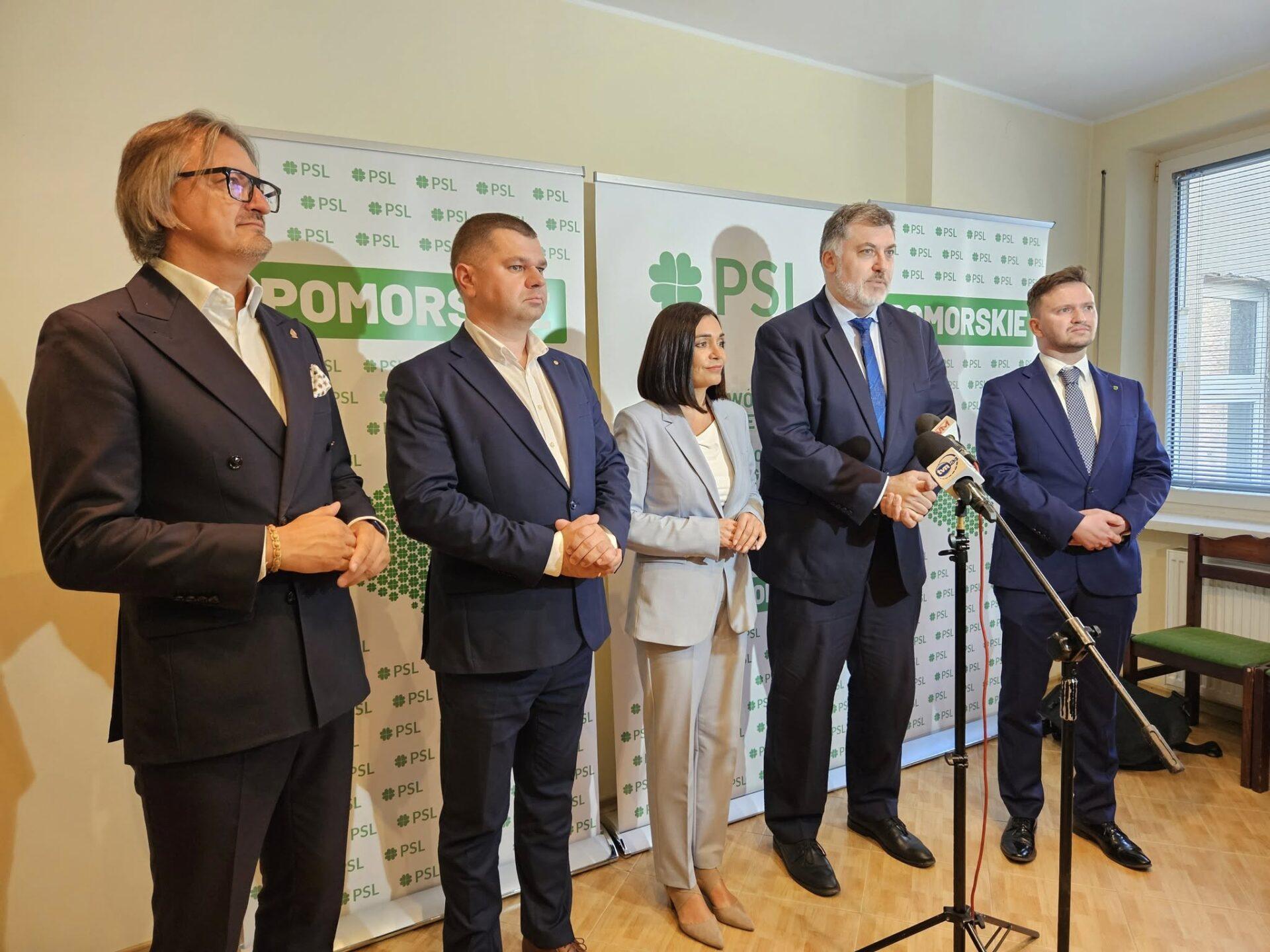 Burmistrz Peplina Mirosław Chyła, wicemarszałek województwa pomorskiego Adam Gawrylik, posłanka Magdalena Sroka, pełnomocnik ministra rozwoju Artur Dziambor i wójt gminy Pszczółki Maciej Urbanek