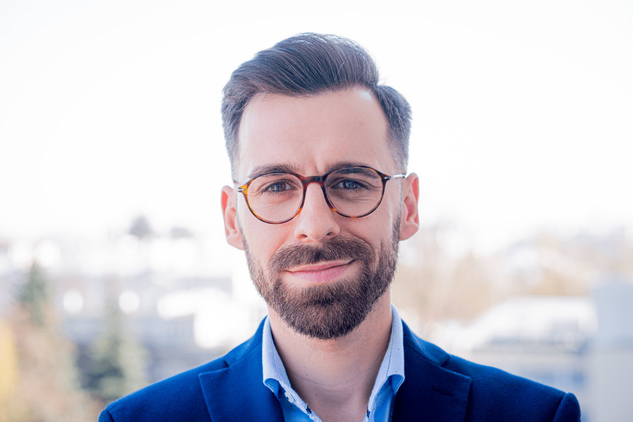 - Rynek dojrzał – mamy już grupę konsumentów, która regularnie korzysta z roślinnych alternatyw mięsa, i ta grupa w perspektywie zapewne będzie sukcesywnie rosła i się poszerzała. Osobiście jednak nie widzę symptomów, by w ciągu najbliższych 10 lat stosunek spożycia mięsa do roślinnych zamienników wyrównał się do proporcji 50 na 50 co paradoksalnie dla rynku roślinnych alternatyw nie jest złą informacją mówi Rafał Czech, współzałożyciel firmy Bezmięsny./ Fot. materiały prasowy Bezmięsny