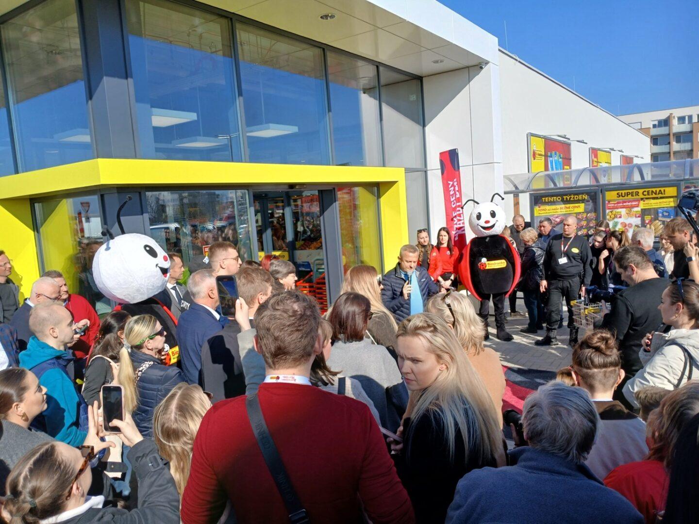 Otwarcie pierwszego sklepu Biedronki na Słowacji 5 marca w Miloslavovie, niedaleko Bratysławy. (fot. Bartłomiej Mayer)