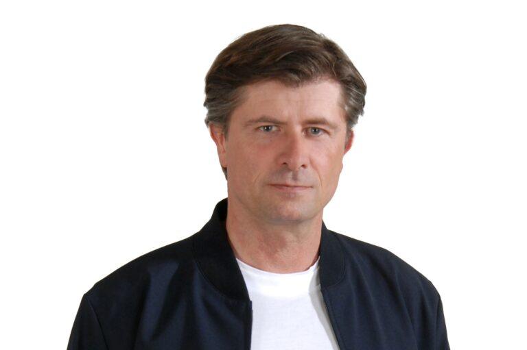 - Zdecydowaliśmy się na kooperację z DRE$$CODE, najszybciej rosnącą grupą influencersko-muzyczną w Polsce, którzy są uwielbiani przez młodych ludzi. Wspólnie wprowadziliśmy do sieci Żabka dwa pierwsze produkty. Kluczowe dla nas było wypracowanie takiego modelu współpracy, który efektywnie zaprezentuje w Social Mediach naszą markę - mówi Michał Czerwiński, prezes ChaiTea./fot. materiały prasowe ChaiTea