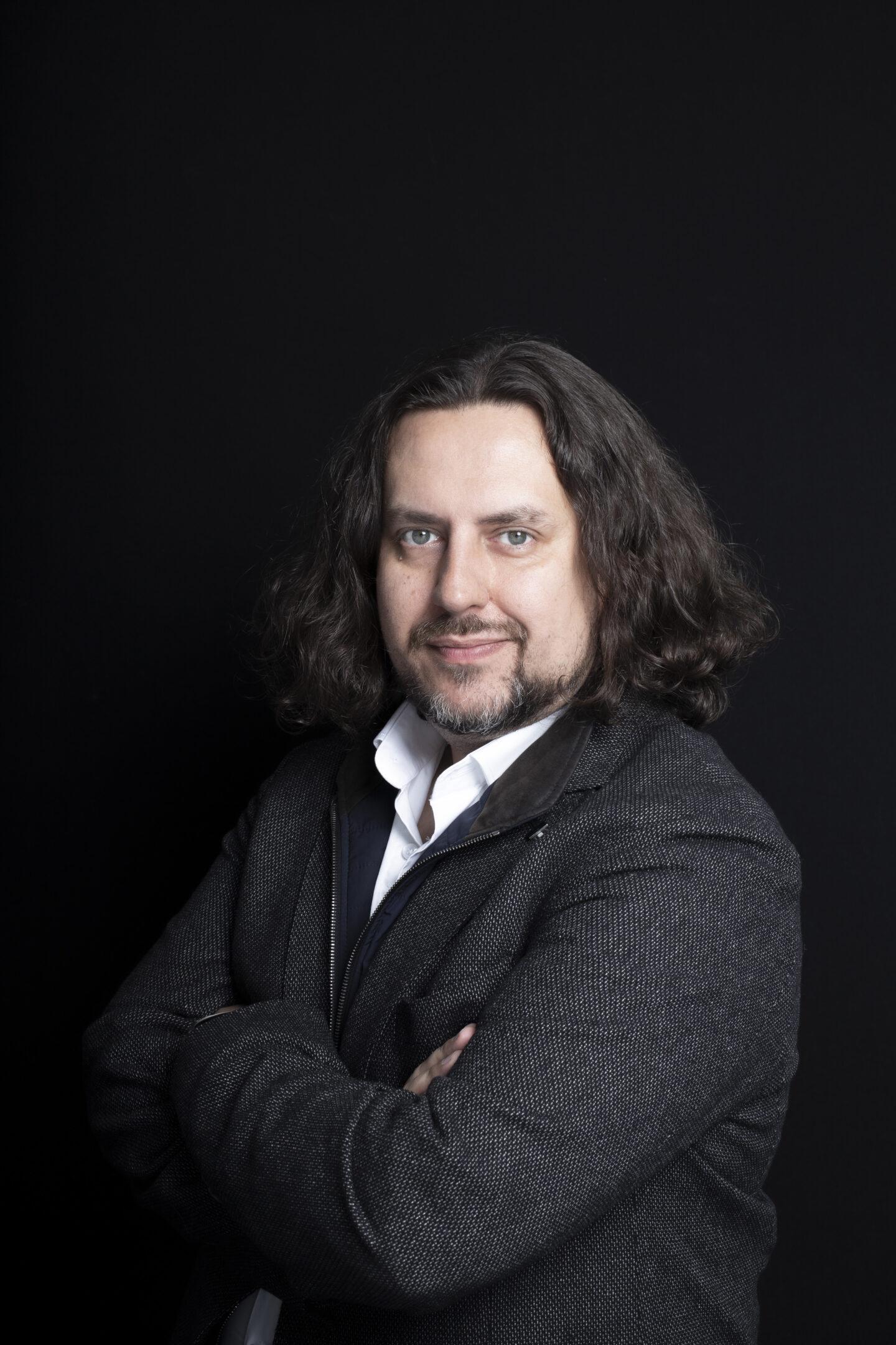 - Rynek kosmetyków w Polsce dynamicznie się rozwija – zarówno pod względem wartości sprzedaży, jak i oczekiwań konsumentów. Głównym motorem wzrostu są młodsze pokolenia: Millenialsi i Generacja Z. To właśnie ich potrzeby, nawyki i sposób konsumpcji kształtują nowe standardy w branży - mówi Daniel Przemęcki, Head of Marketing w Avon Cosmetics Polska./ fot. materiały prasowe Avon