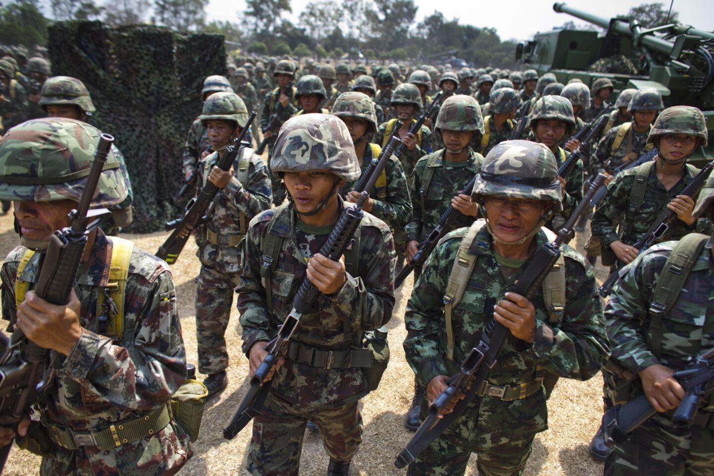 Tajscy żołnierze maszerują w mundurach polowych