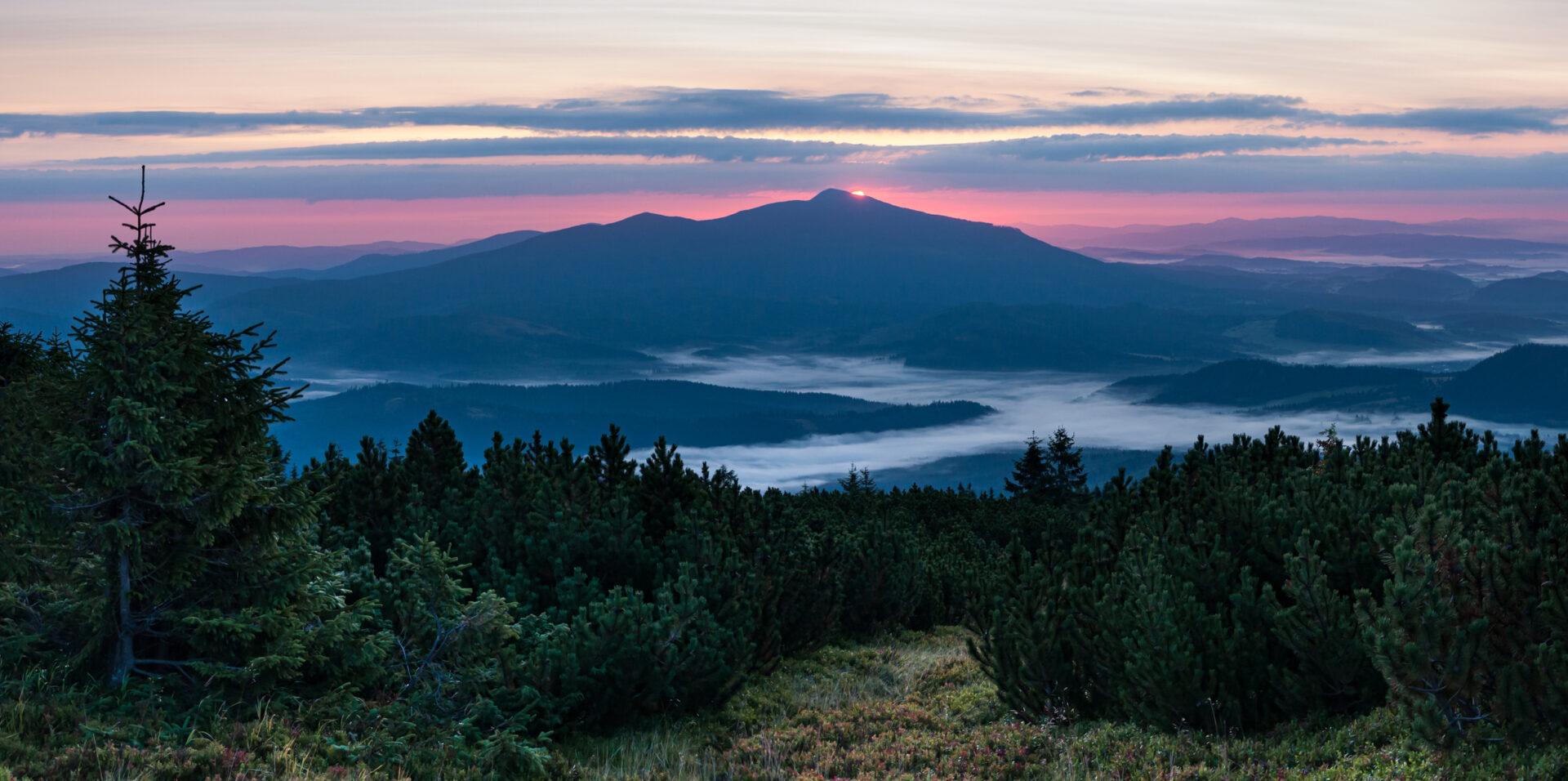 Widok na Babią Górę ze zboczy Pilska w Beskidzie Żywieckim