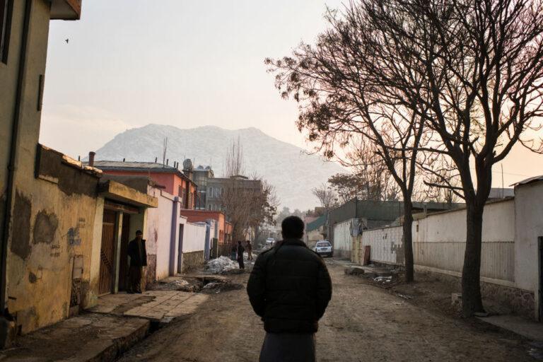 Na zdjęciu mężczyzna tyłem do obiektywu w afgańskiej wiosce