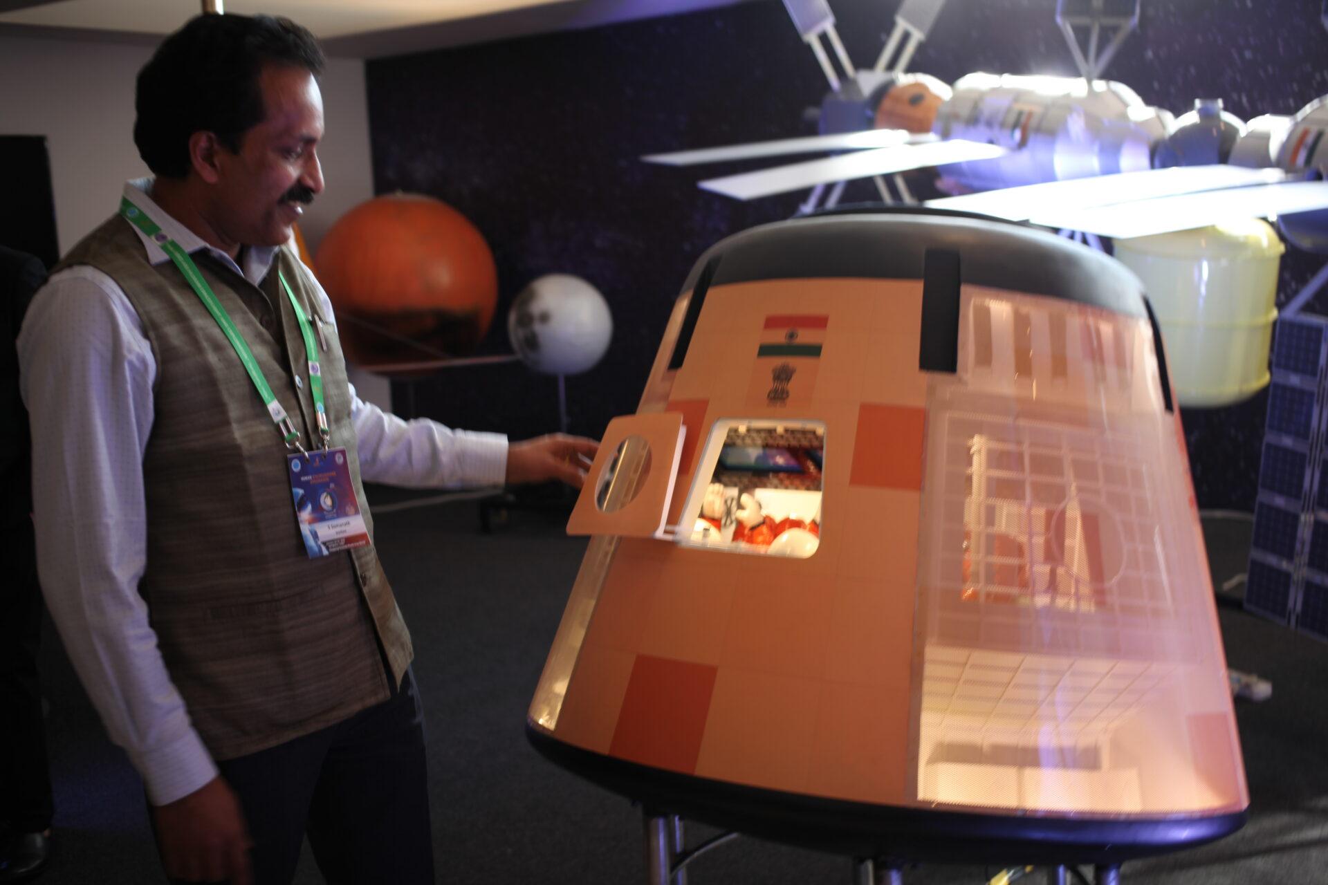 Indyjski naukowiec z modelem kapsuły załogowej 