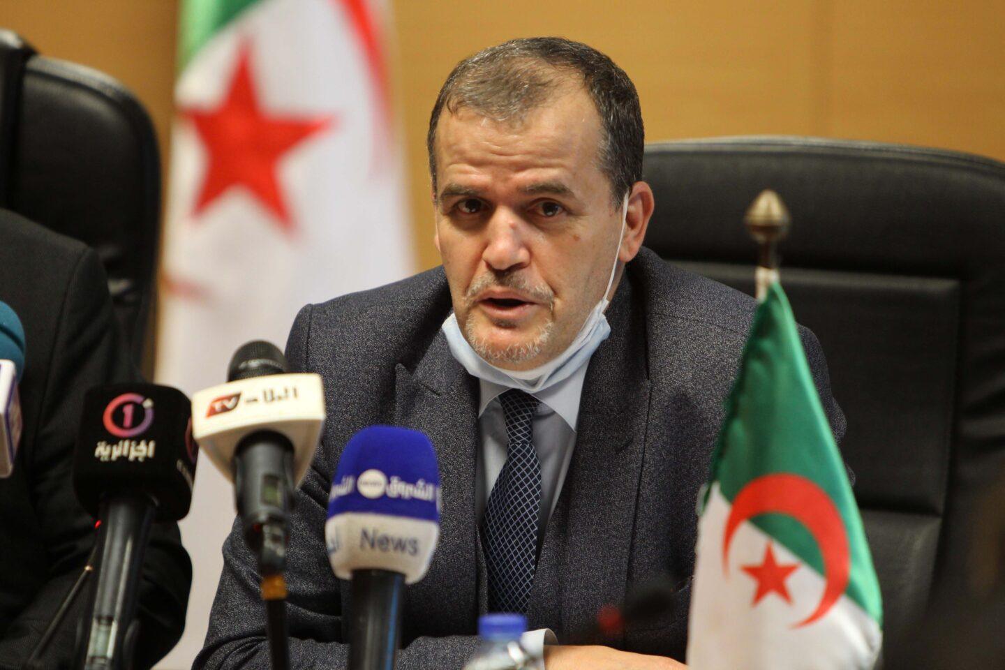 Minister handlu Kamel Rezig podczas podpisania porozumienia między ministrem handlu a ministrem ds. mikroprzedsiębiorstw dotyczącego wsparcia MŚP w operacjach eksportowych