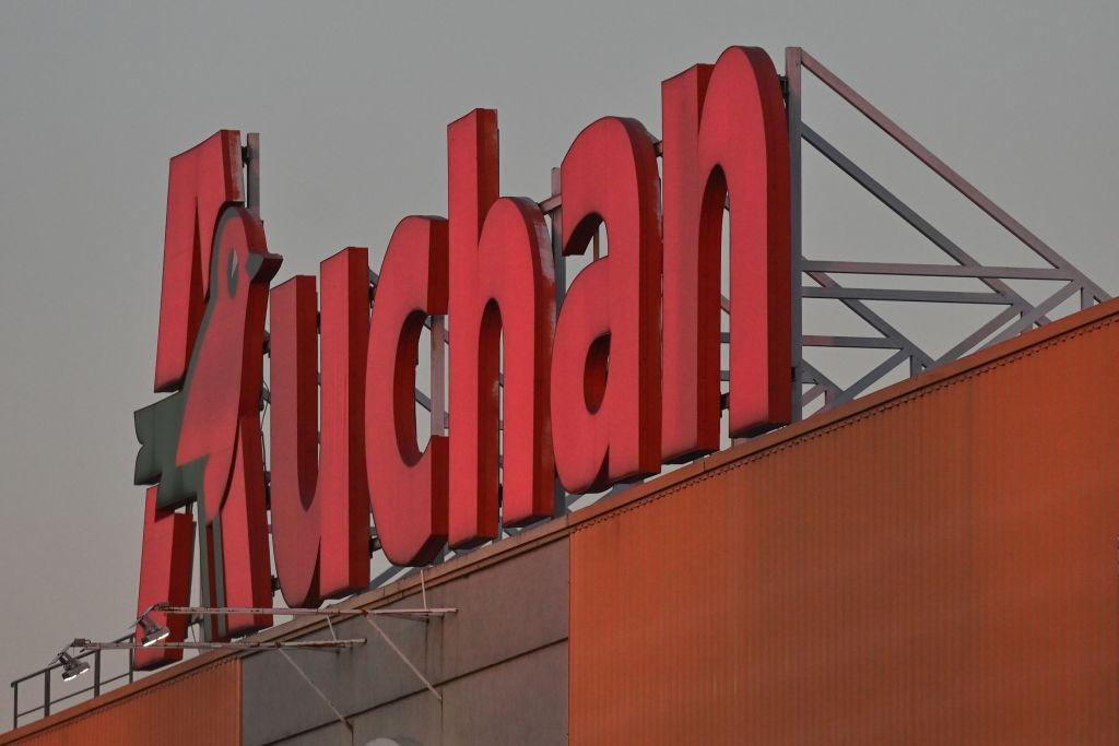 Zdjęcie przedstawia logo sieci Auchan na sklepie w Rzeszowie