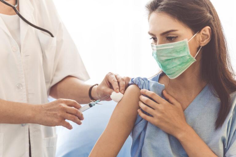 Lekarz podający pacjentce szczepionkę przeciw HPV