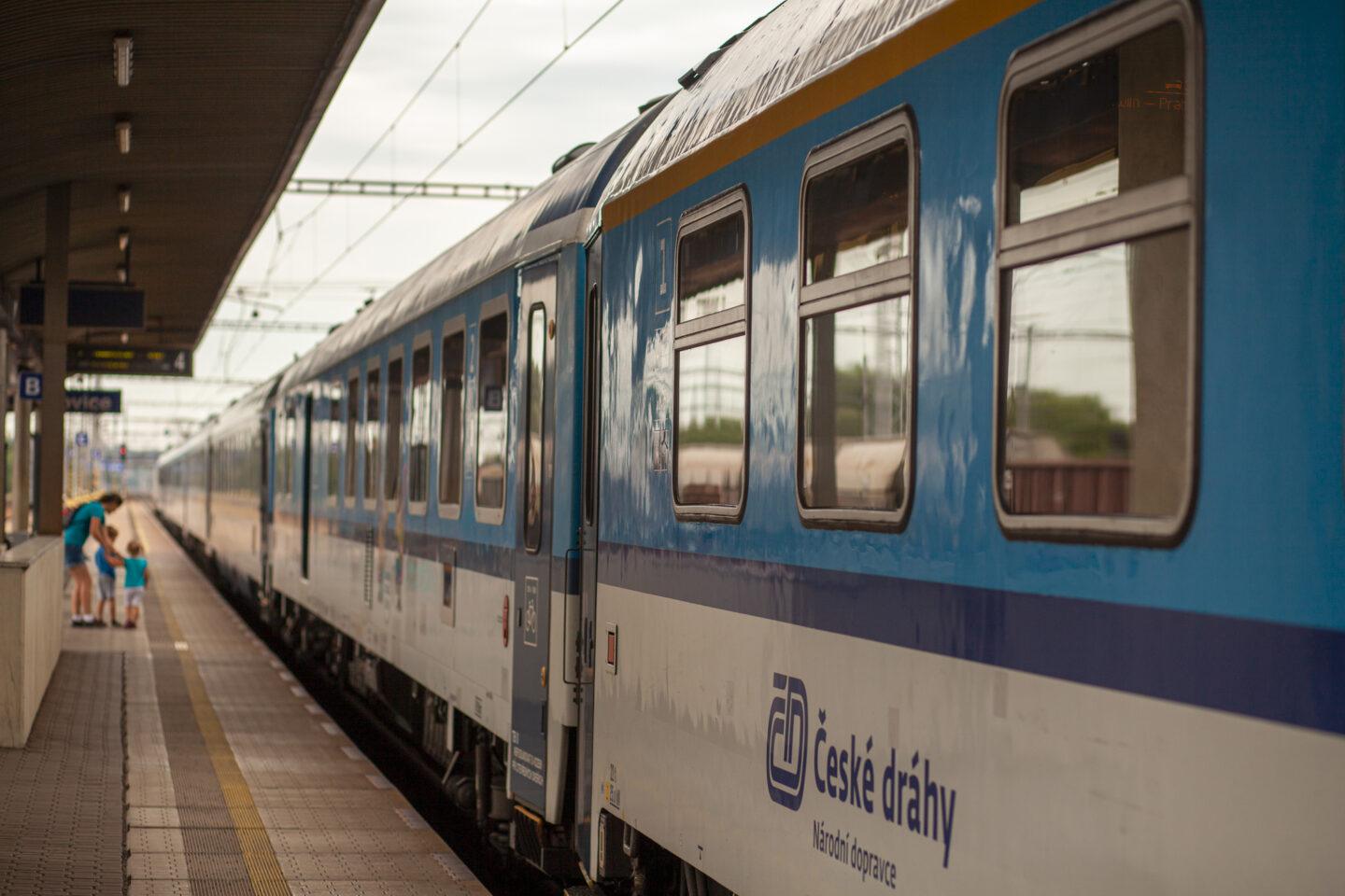 Na zdjęciu wagon czeskiego przewoźnika kolejowego na peronie.