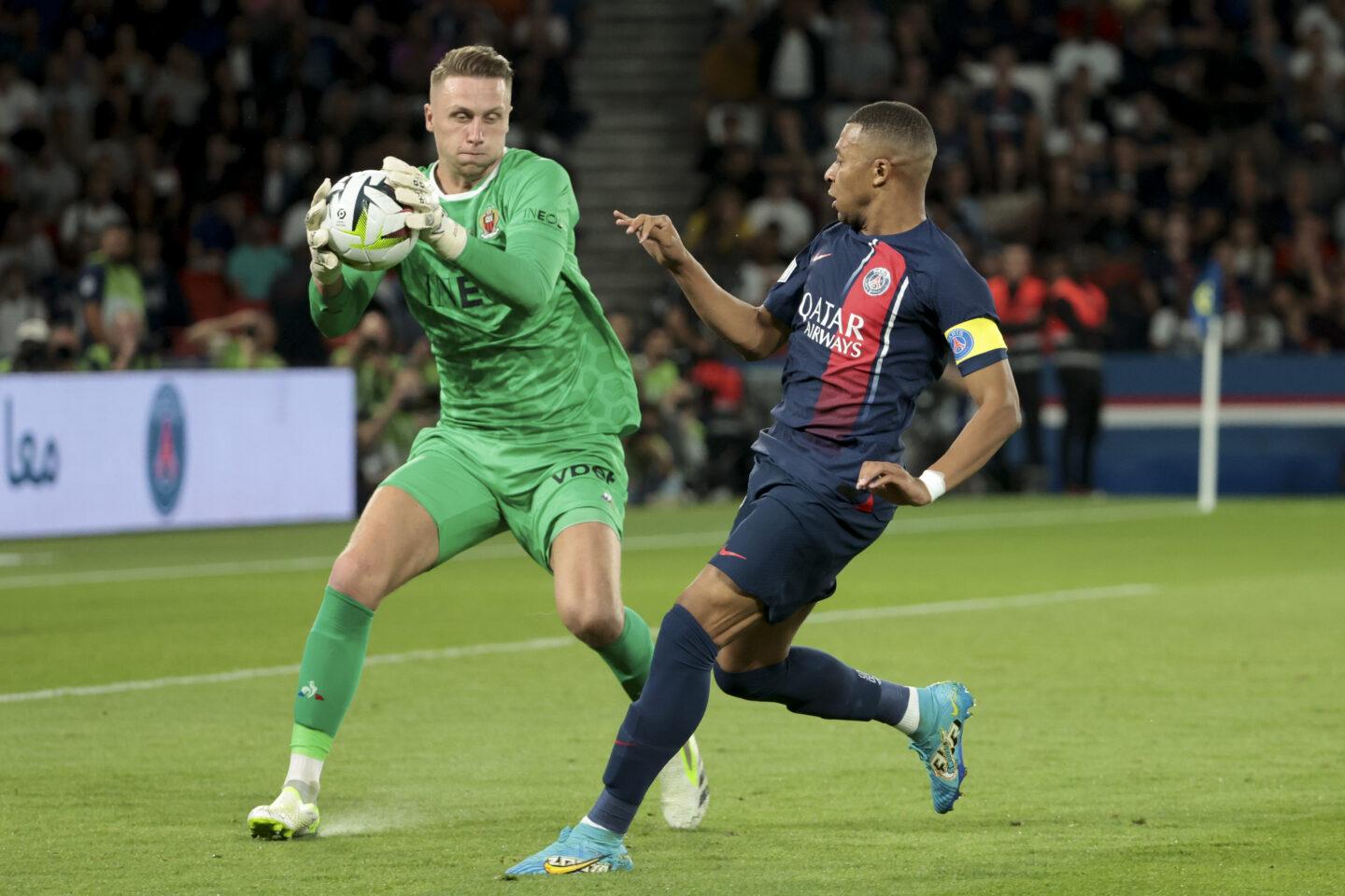 Marcin Bułka (jeszcze jako bramkarz Nicei) i Kylian Mbappé z PSG w akcji podczas meczu Ligue 1 Uber Eats pomiędzy Paris Saint-Germain (PSG) a OGC Nice (OGCN) na stadionie Parc des Princes, 15 września 2023 r. w Paryżu.