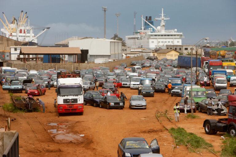 na zdjęciu samochody, ludzie i statki w Lome