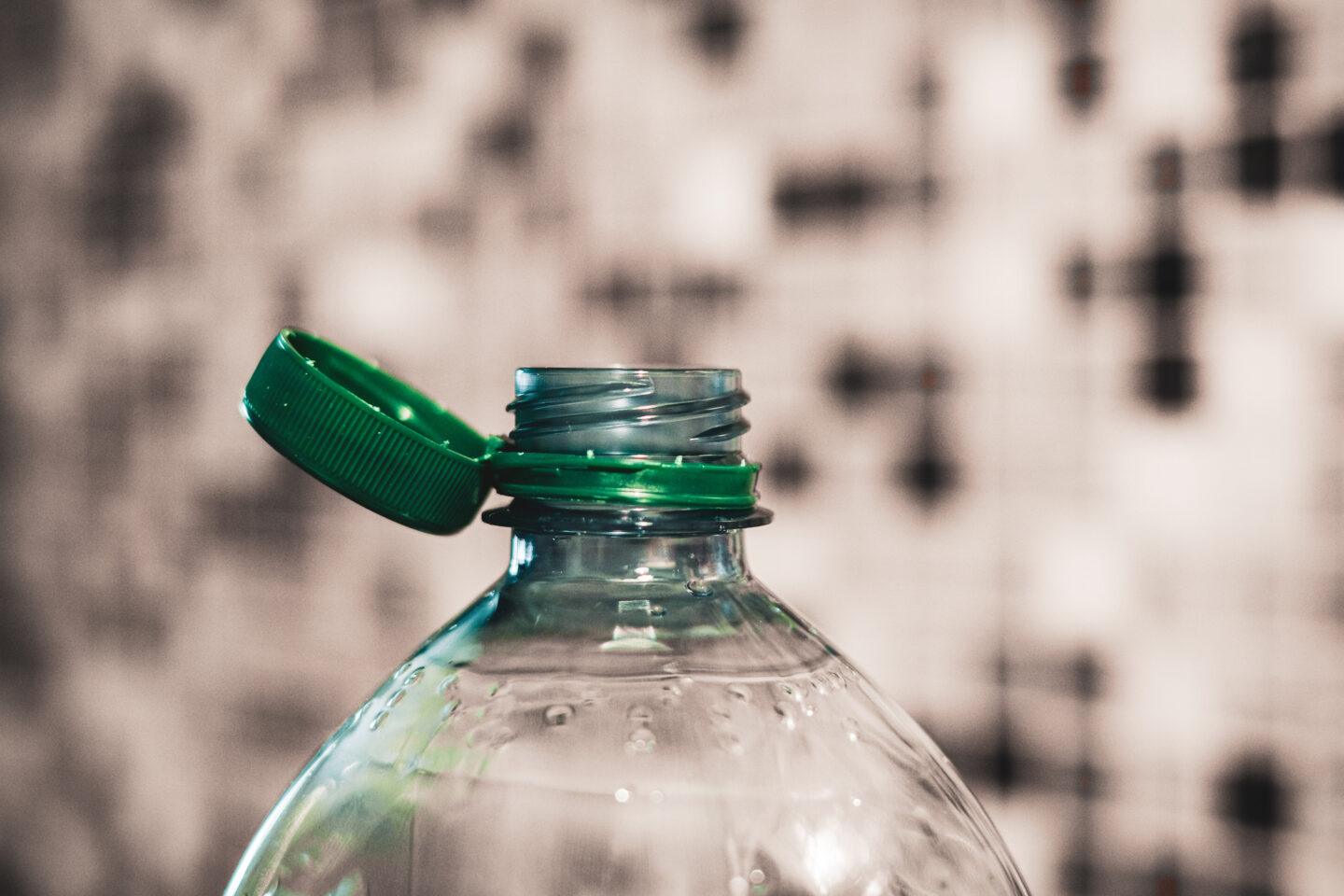 W związku z zbliżającym się wejście w życie wejściem systemu kaucyjnego Polska Izba Handlu przypominają, że na podmiocie reprezentującym ciąży ustawowy obowiązek zapewnienia finansowania kosztów zbierania opakowań i odpadów opakowaniowych przez jednostki handlowe. Oznacza to, że przeniesienie przez podmioty reprezentujące obowiązku finansowania systemu kaucyjnego na jednostki handlowe – w drodze umów zawieranych w ramach przymusu ustawowego – może stanowić naruszenie prawa. /fot. gettyimages