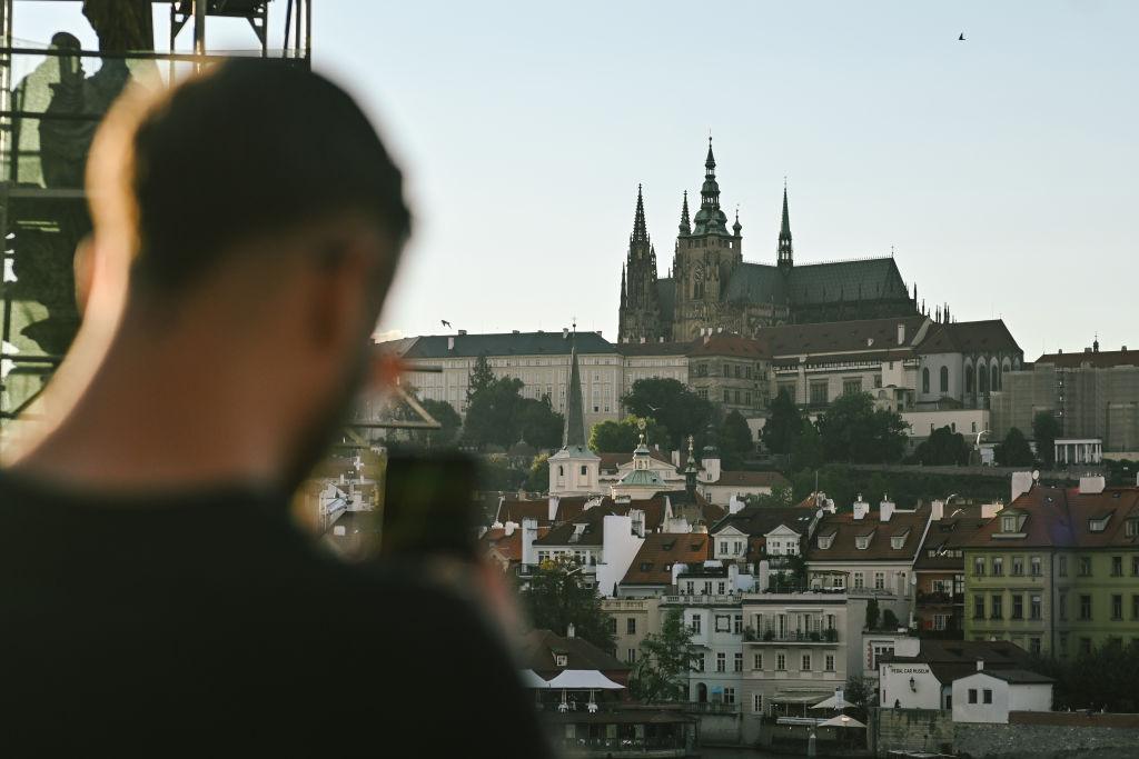 Na zdjęciu turysta robi zdjęcia w Pradze
