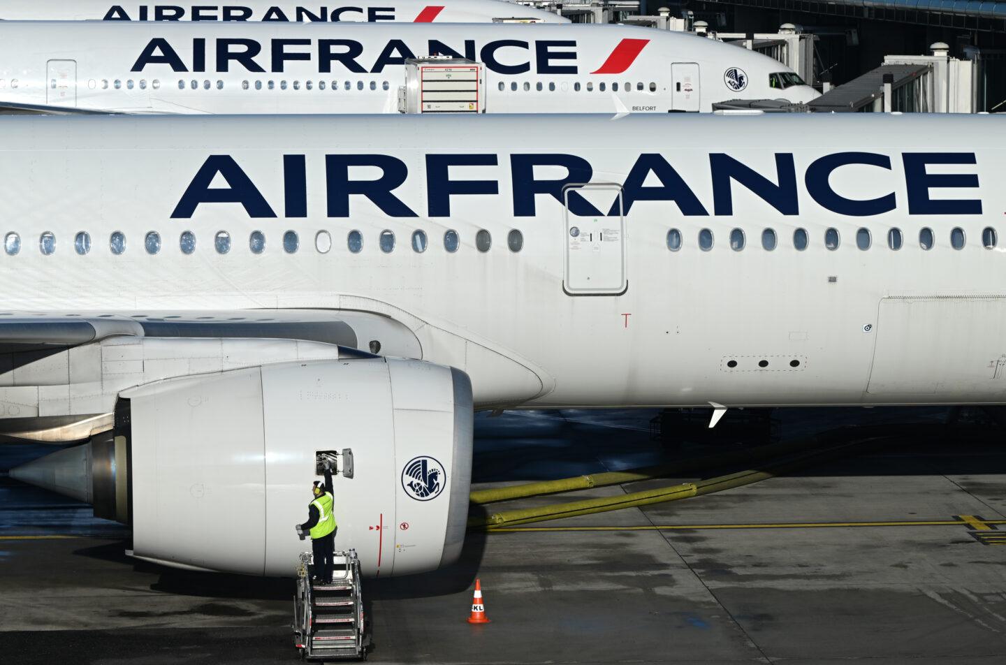 Zdjęcie przedstawia samoloty Air France na lotnisku Charles de Gaulle w Paryżu