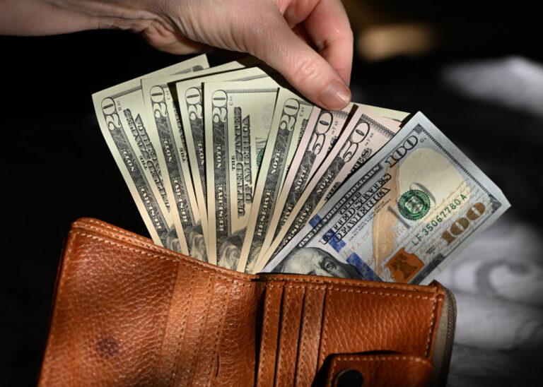 Na ilustracji banknoty różnych walut w portfelu