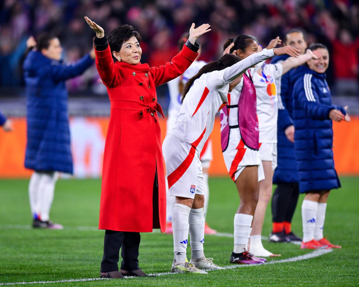 Michele Kang, jako właścicielka kobiecej drużyny Olympique Lyon, świętuje zwycięstwo po zakończeniu meczu Ligi Mistrzów z Bayernem Monachium na stadionie OL Teraz fani miejscowej drużyny liczą, że uzdrowi męski zespół.