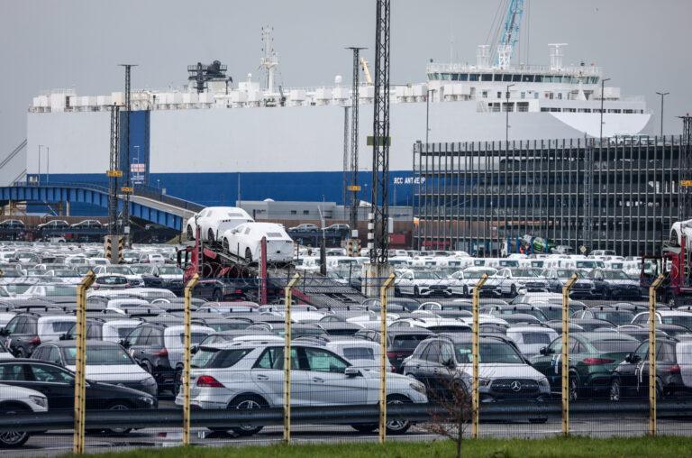 Samochody czekające na załadunek w porcie w Antwerpii