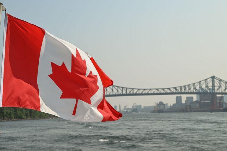 Na zdjęciu flaga Kanady na tle mostu