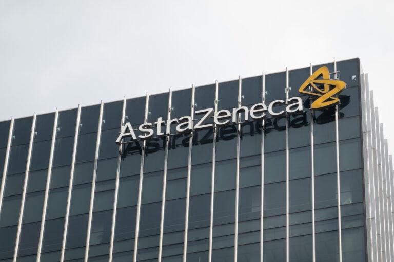 Logo koncernu farmaceutycznego AstraZeneca na siedzibie firmy w Szanghaju