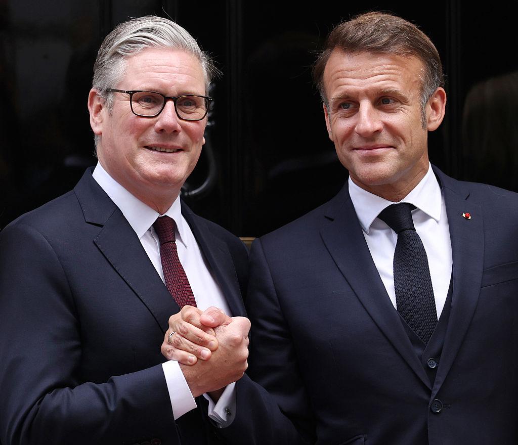 Na zdjęciu Starmer i Macron podają sobie ręce