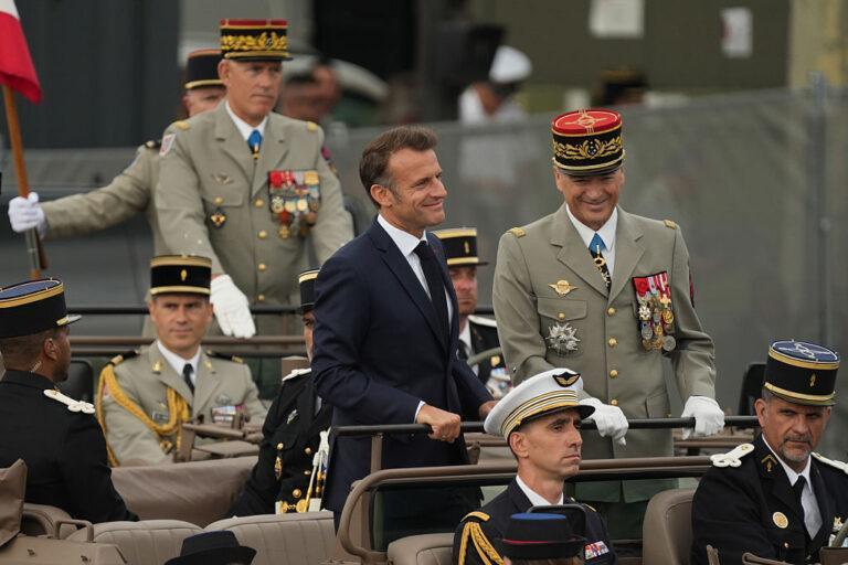 Na zdjęciu prezydent Macron ogląda defiladę