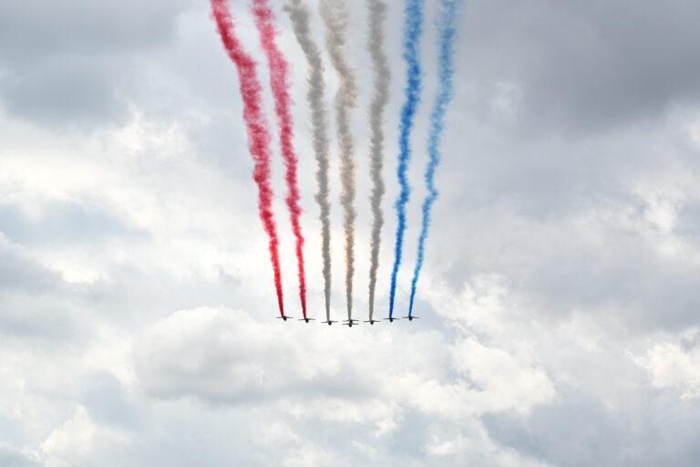 Elitarna grupa akrobacyjna Francuskich Sił Powietrznych „Patrouille de France” (PAF) wypuszcza smugi w barwach narodowych podczas przelotu nad aleją Champs-Élysées w Paryżu w ramach dorocznej defilady wojskowej z okazji Święta Bastylii, 14 lipca 2025 r.
