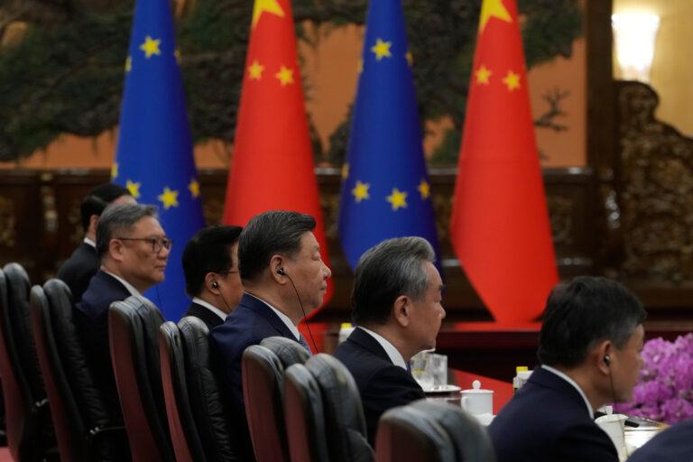 Przewodniczący Chińskiej Republiki Ludowej Xi Jinping (trzeci od prawej), minister spraw zagranicznych Wang Yi (drugi od prawej) i inni obecni przysłuchują się przemówieniom otwierającym szczyt UE–Chiny w Wielkiej Hali Ludowej
