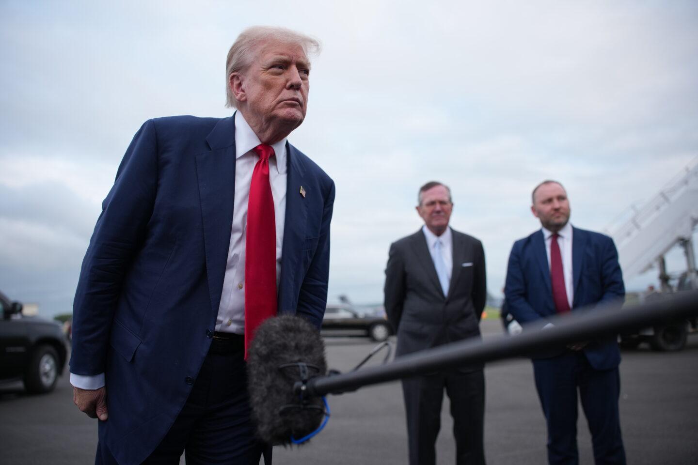 Na zdjęciu prezydent USA Donald Trump po przybyciu do Szkocji