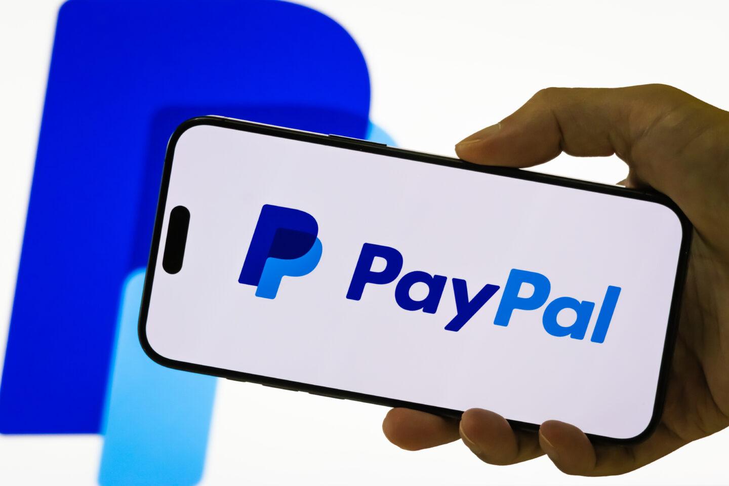 Logo PayPal na ekranie smartfona