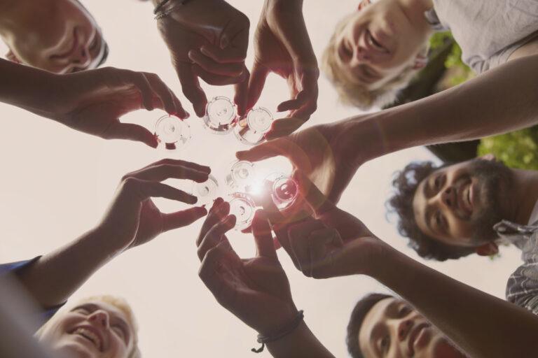 „Zetki” częściej niż starsze pokolenia, odrzucają tradycyjny rytm rozwoju i tradycyjne kamienie milowe dorosłości. Chcą żyć według wewnętrznej gotowości na kolejne etapy. To też buduje w ich życiu przestrzeń do zdystansowania się wobec rytuałów –np.: odrzucają niedzielne obiady z rodziną, by unikać pytań o ślub, dzieci, lepszą pracę – wybierają branche z przyjaciółmi. Stawiają na konsumpcję, która dba o ciało, umysł i ducha. Tym samym widzimy, jak życie na własnych zasadach – wpływa na bardzo konkretne wybory konsumenckie. Mniej czasu spędzanego z „biologiczną” rodziną pozwala też zerwać ze zwyczajową konsumpcją alkoholu. /fot. gettyimages