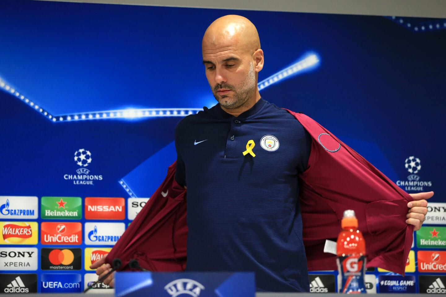 Pep Guardiola eksponuje żółtą wstążkę, która jest oznaką wsparcia dla sił politycznych w Katalonii. 