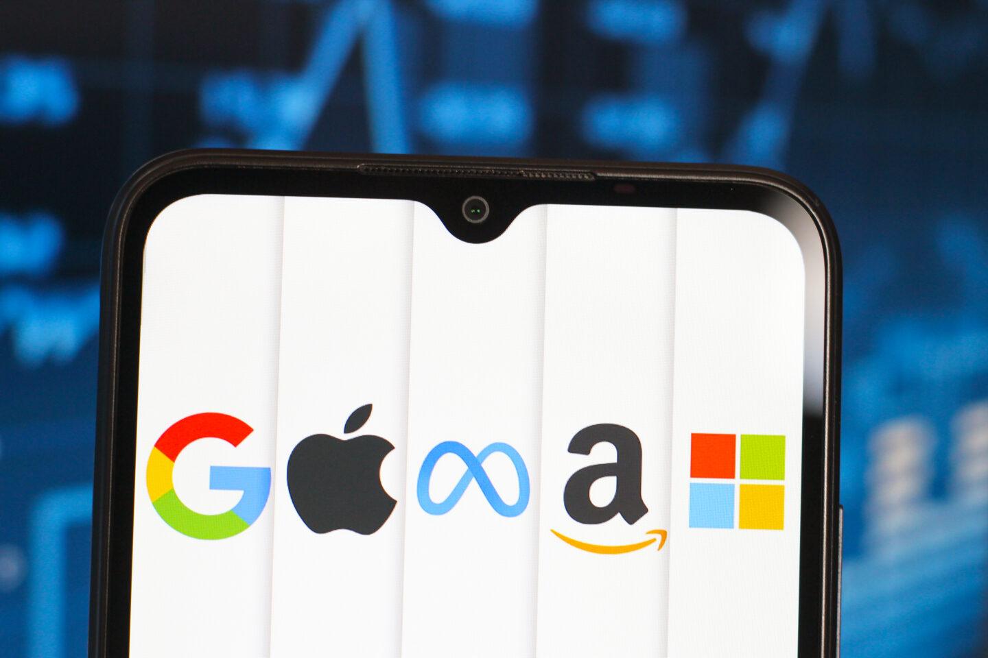 Na zdjęciu loga wielkiej piątki big techów: Google, Apple, Meta, Amazon i Microsoft