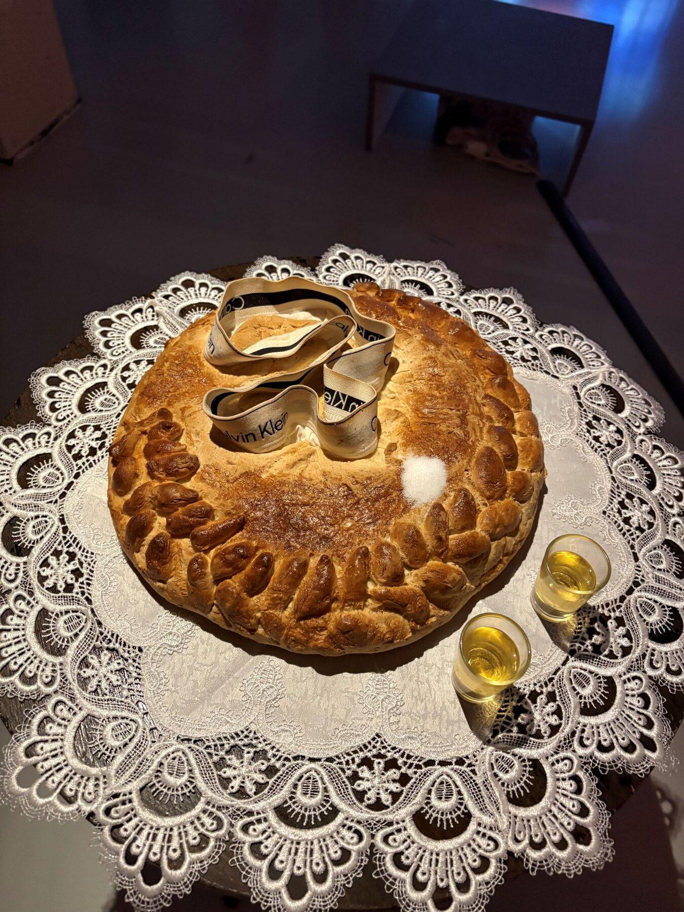 Daniel Rycharski, Władysław Hasior, Rozbieranie ze snu, 2025, TRAFO, Szczecin, Polska, kuratorki: Ania Batko, Julita Dembowska, widok wystawy.