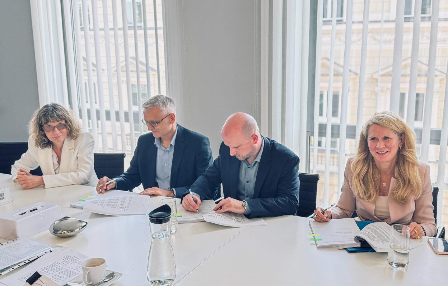 Trasti, Triglav i EBOR podczas podpisywania umowy inwestycyjnej. Na zdjęciu od lewej Anna Wójtowicz-Kotlewska (Trasti), Janusz Wojtas (Trasti), Gašper Peklaj (Triglav) i Andreea Moraru (EBOR). Fot. mat. prasowe