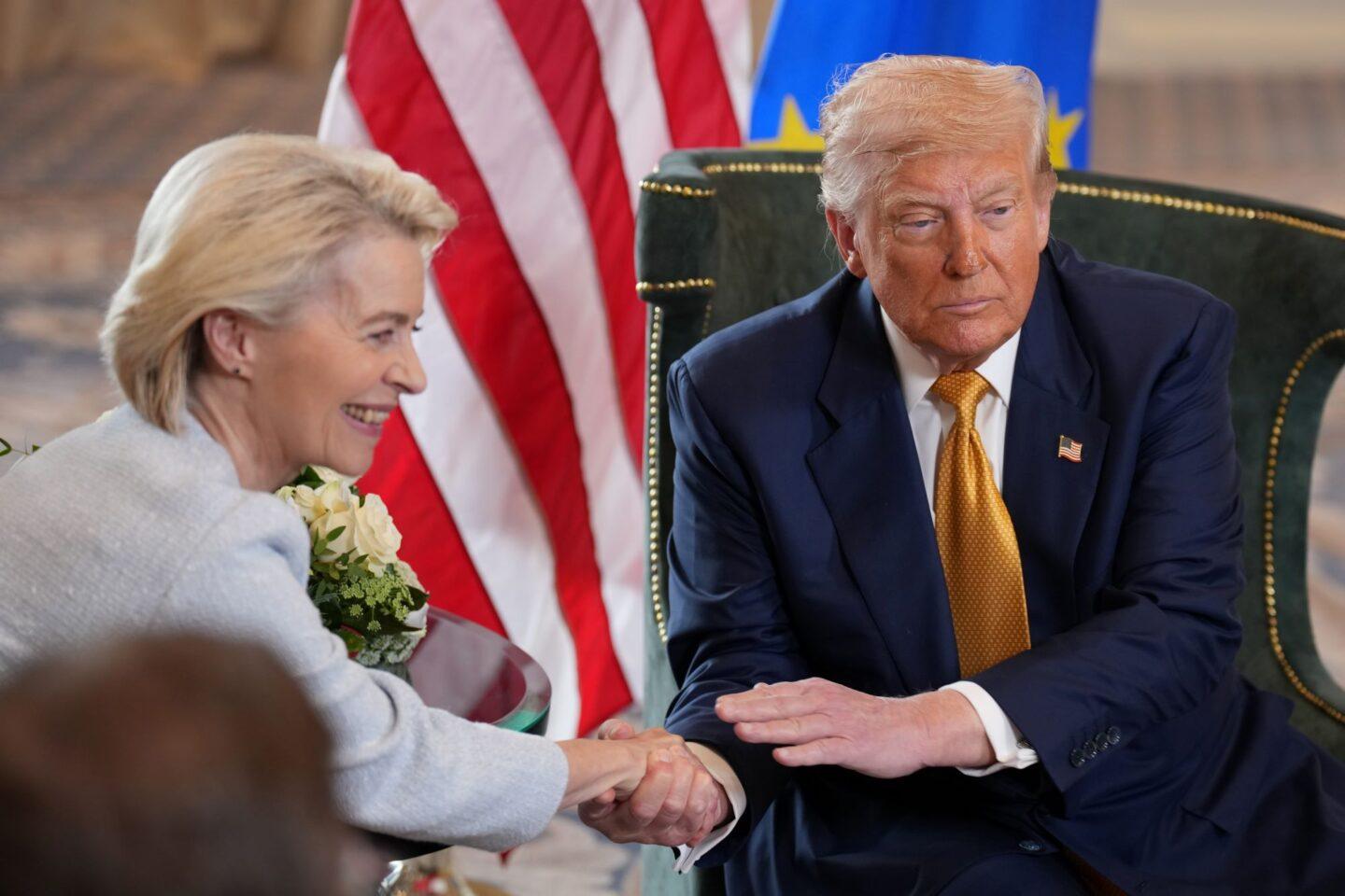 Na zdjęciu Ursula von der Leyen i Donald Trump podczas podpisania umowy handlowej UE-USA w Szkocji