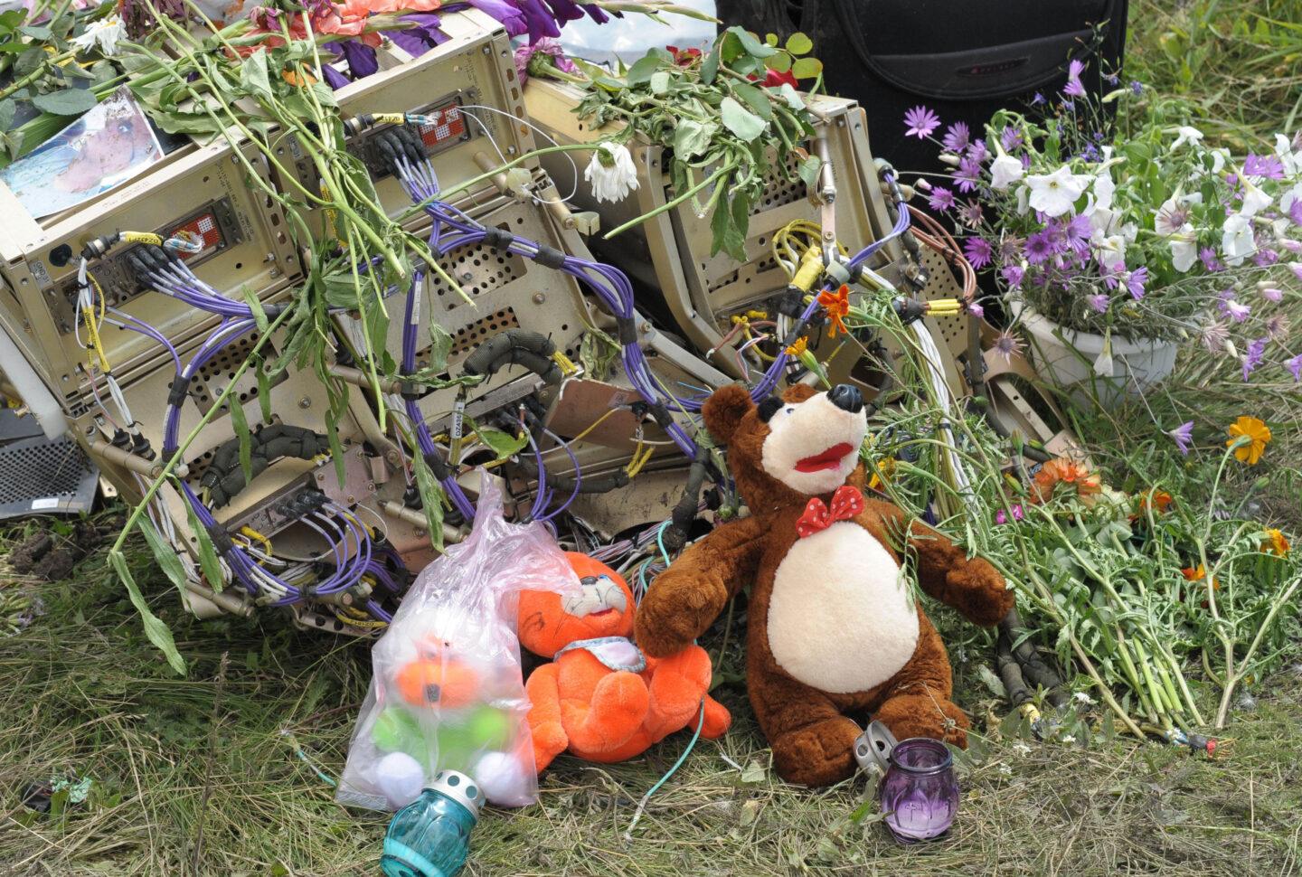 Na zdjęciu z 20 lipca 2014 r. zabawki należące do ofiar przy wraku malezyjskiego Boeinga 777