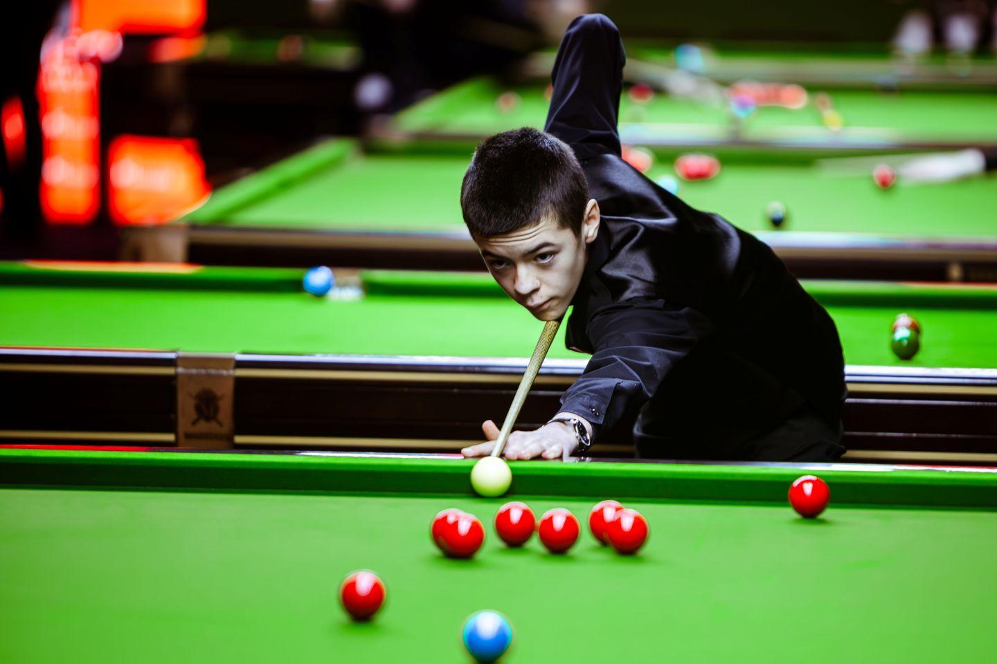 Na zdjęciu Michał Szubarczyk, najmłodszy w historii uczestnik snookerowego Main Touru