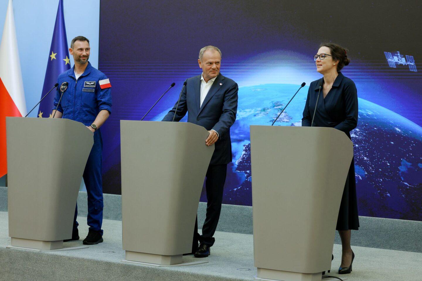 Na zdjęciu członek załogi Axiom-4 dr Sławosz Uznański-Wiśniewski (po lewej), prezeska Polskiej Agencji Kosmicznej (POLSA) Marta Wachowicz (po prawej) i premier Donald Tusk
