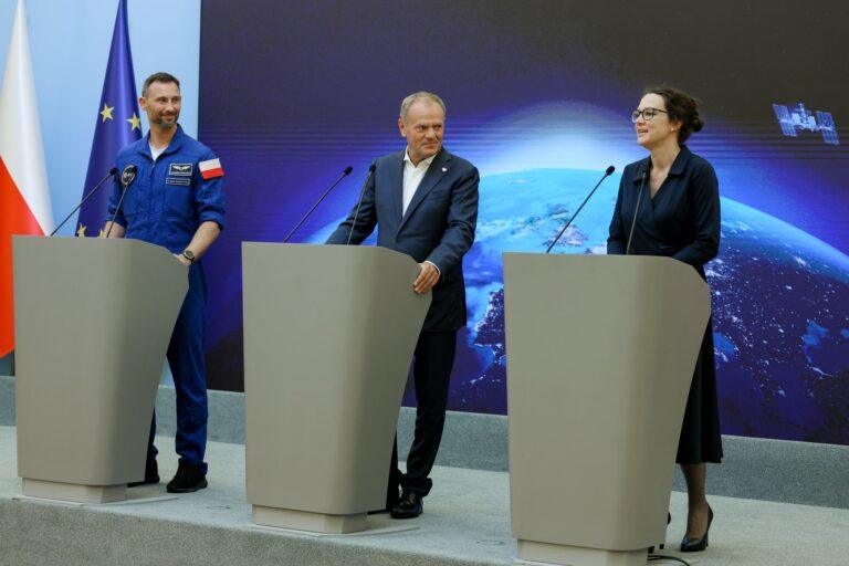 Na zdjęciu członek załogi Axiom-4 dr Sławosz Uznański-Wiśniewski (po lewej), prezeska Polskiej Agencji Kosmicznej (POLSA) Marta Wachowicz (po prawej) i premier Donald Tusk