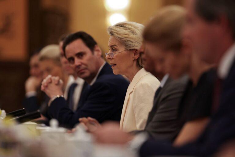 Na zdjęciu przewodnicząca KE Ursula von der Leyen, która wraz z przewodniczącym Rady Europejskiej Antonio Costą spotkali się w czwartek w Pekinie z chińskim przywódcą Xi Jinpingiem