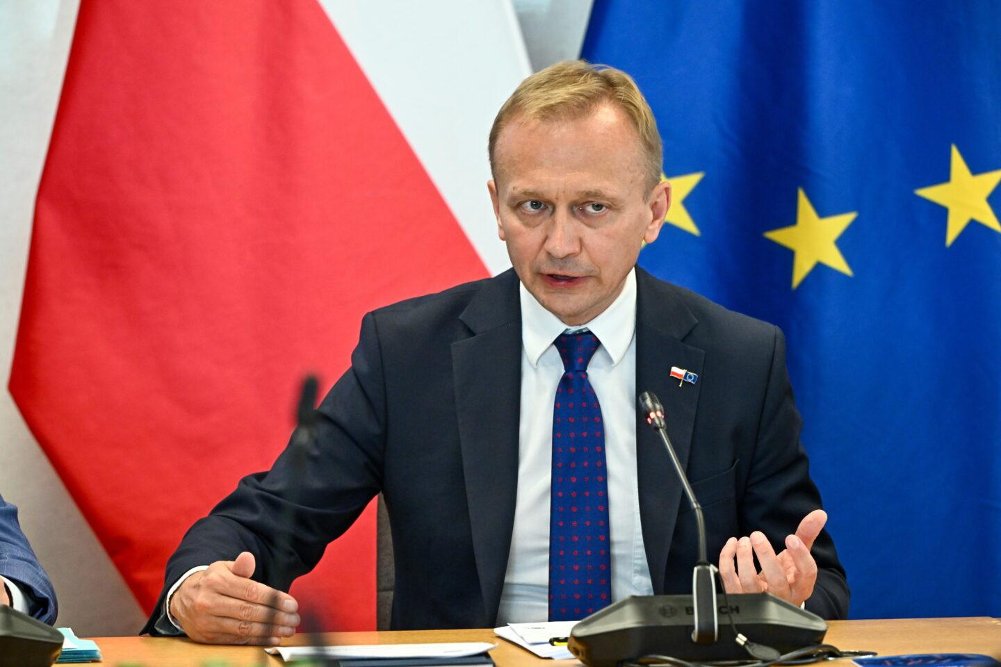 Komisarz UE ds. budżetu Piotr Serafin na posiedzeniu Komisji do Spraw Unii Europejskiej w Sejmie