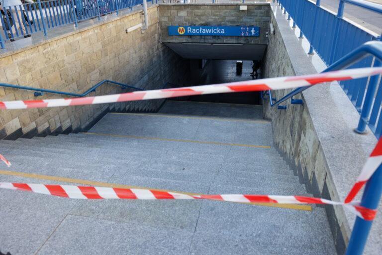 Na zdjęciu: Zamknięte wejście do stacji metra Racławicka