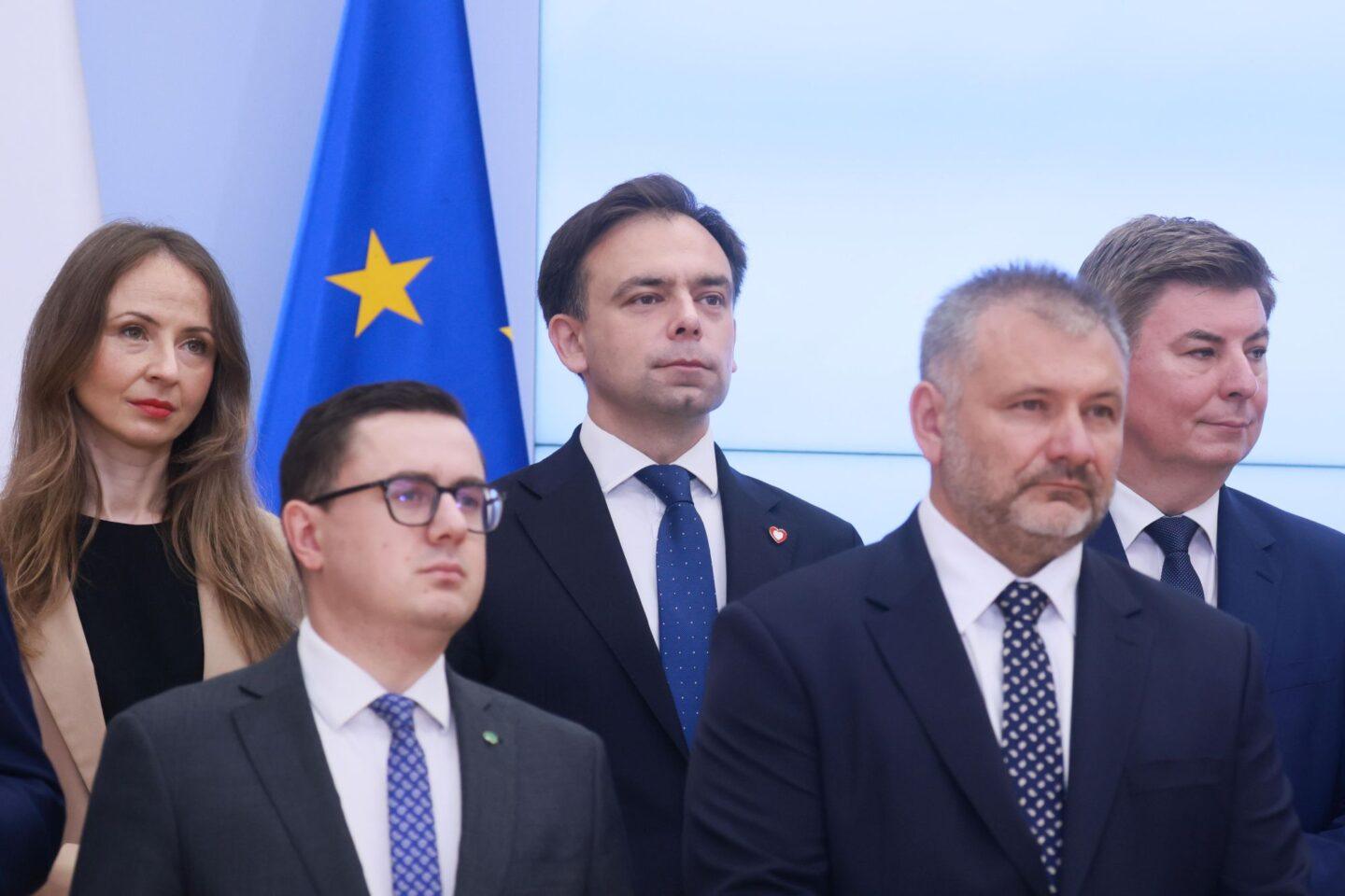 Na zdjęciu: nowy minister energii Miłosz Motyka (L) i nowy minister sprawiedliwości Waldemar Żurek (P), z tyłu: minister rodziny, pracy i polityki społecznej Agnieszka Dziemianowicz-Bąk (L), minister finansów i gospodarki Andrzej Domański (C) i szef KPRM Jan Grabiec (P)