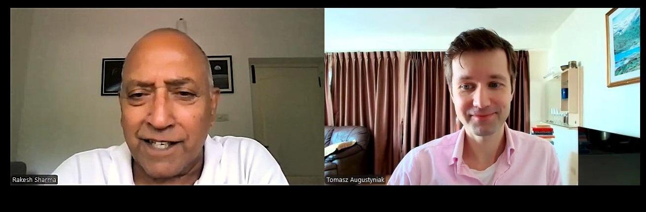 Rakesh Sharma rozmawia z Tomaszem Augustyniakiem