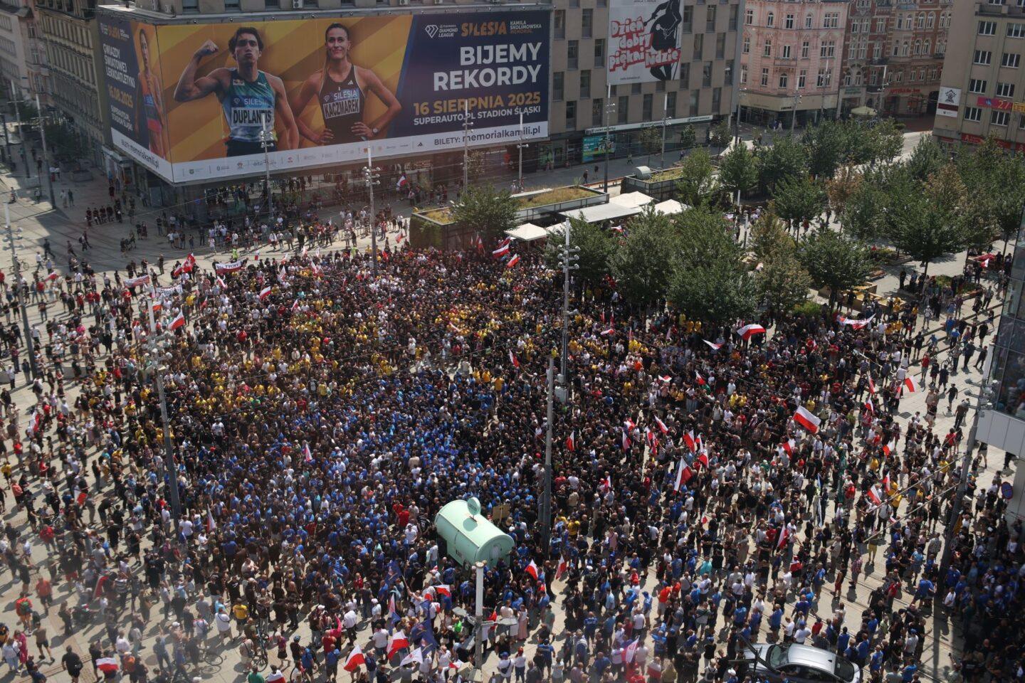 Na zdjęciu uczestnicy manifestacji "Stop imigracji" zorganizowanej przez Konfederację w Katowicach 19 lipca 2025 r.