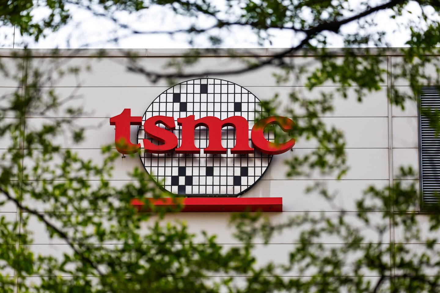 logo producenta najbardziej zaawansowanych procesorów, TSMC, na zakładzie firmy w tajwańskim Hsinchu