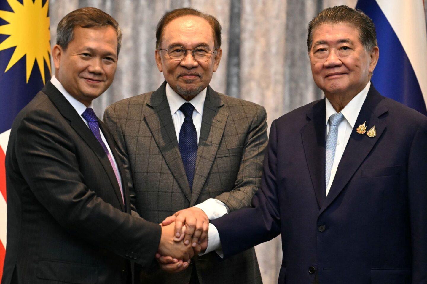 Premier Malezji Anwar Ibrahim (w centrum), premier Kambodży Hun Manet (po lewej) i pełniący obowiązki premiera Tajlandii Phumtham Wechayachai (po prawej)